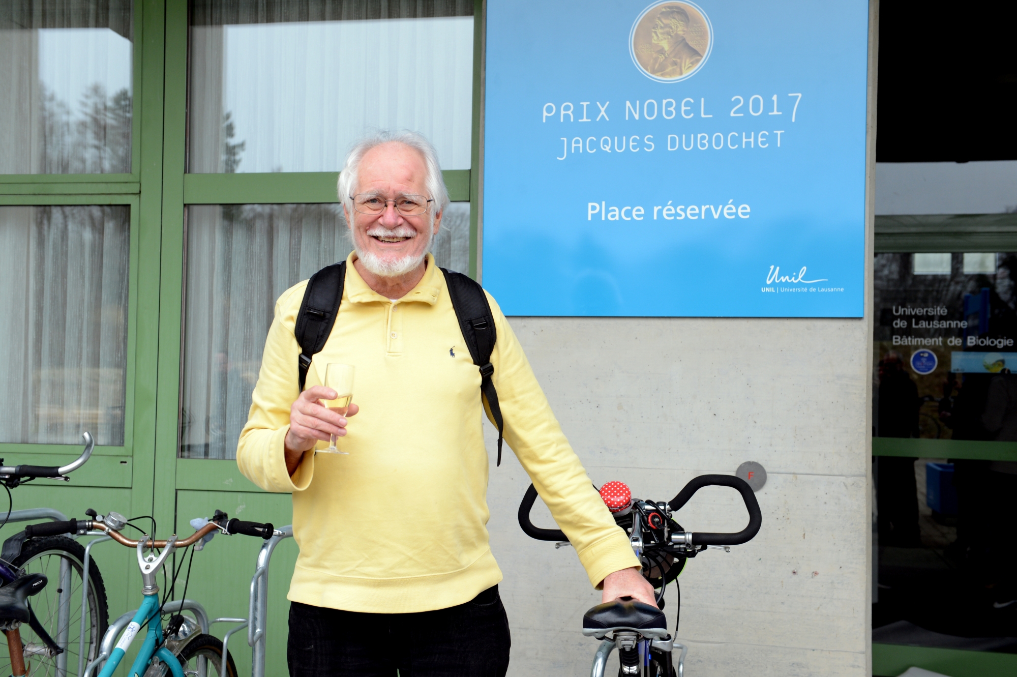 Jacques Dubochet a accueilli sa place de parc réservée avec le sourire.