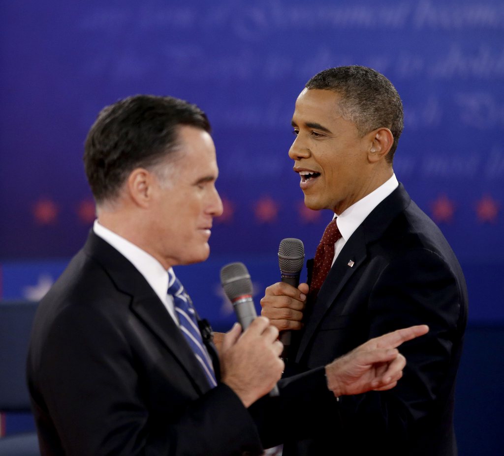 Le président sortant Barack Obama, à droite, et le candidat républicain Mitt Romney font le show lors de leur second débat présidentiel à l'université de Hempstead, New-York, le 18 octobre dernier.