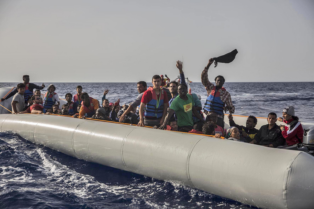 59 migrants sauvés en Méditerranée par une ONG espagnole. L'Italie refuse qu'ils accostent sur son territoire.  