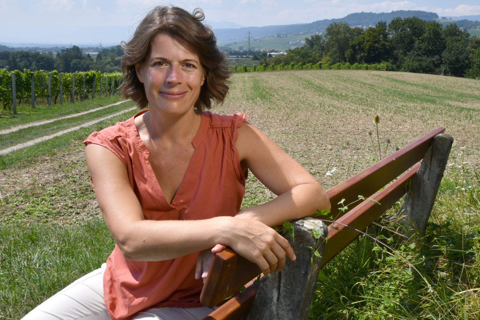 Renate Albrecher sur un des bancs qu'elle affectionne en pleine nature, à Etoy, parmi les vignes et face au Léman.