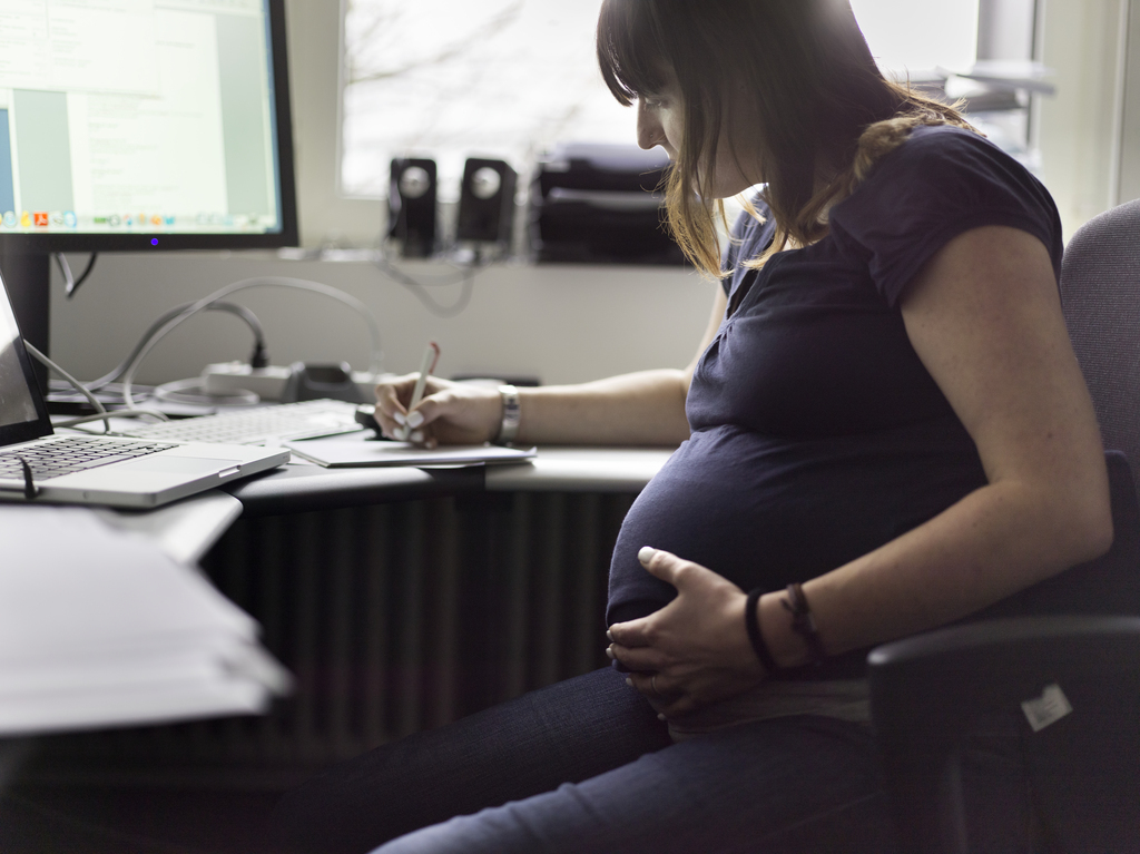 Selon Dieter Egli, porte-parole du syndicat Syna, les femmes sont trop souvent poussées à démissionner au début de la grossesse. (Archives)