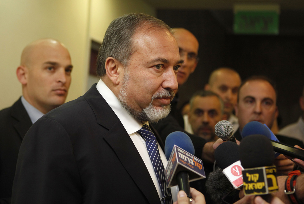 Avigdor Lieberman, chef de file du parti nationaliste Israël Beitenou (Israël notre maison), a été officiellement inculpé dimanche de fraude et abus de confiance.