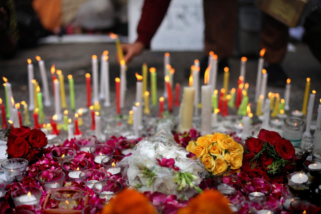La cérémonie de crémation de l'étudiante victime d'un viol collectif mi-décembre en Inde s'est tenue dimanche à New Delhi. La victime devait se marier prochainement.