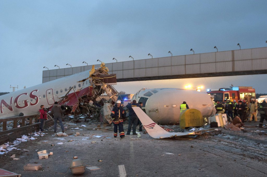 Un avion de la compagnie Red Wings s'est écrasé samedi 29 décembre lors d'un atterrissage forcé à Moscou. L'accident serait dû à une défectuosité du système de freinage. Cinq personnes sont décédées dans l'accident.