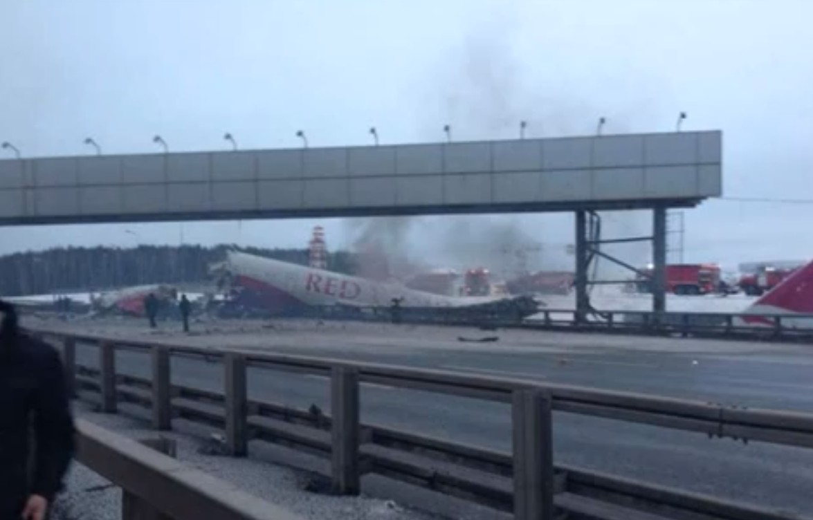Un avion de ligne russe s'est écrasé près de l'aéroport de Vnoukovo à Moscou. Les douze personnes à bord sont vivantes.