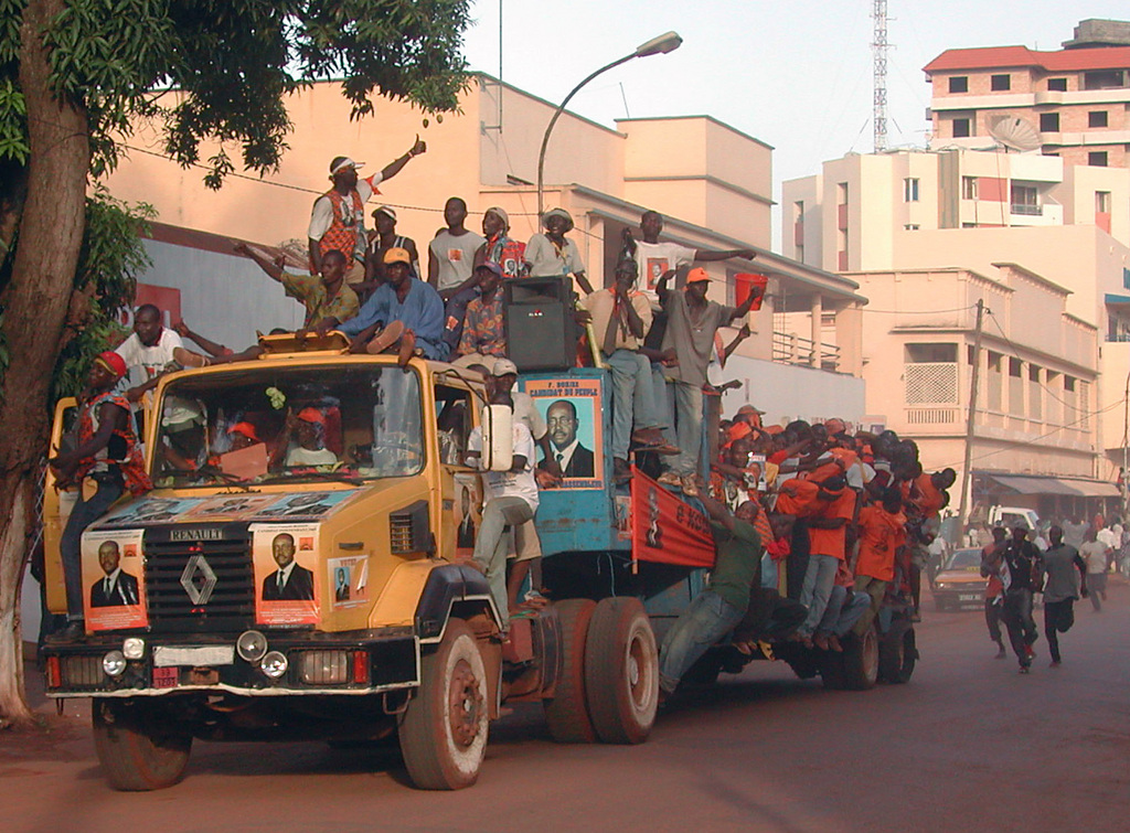 Alors que la rébellion se rapproche de la capitale Bangui, l'ONU et les Etats-Unis retirent leurs personnels non essentiels de Centrafrique.