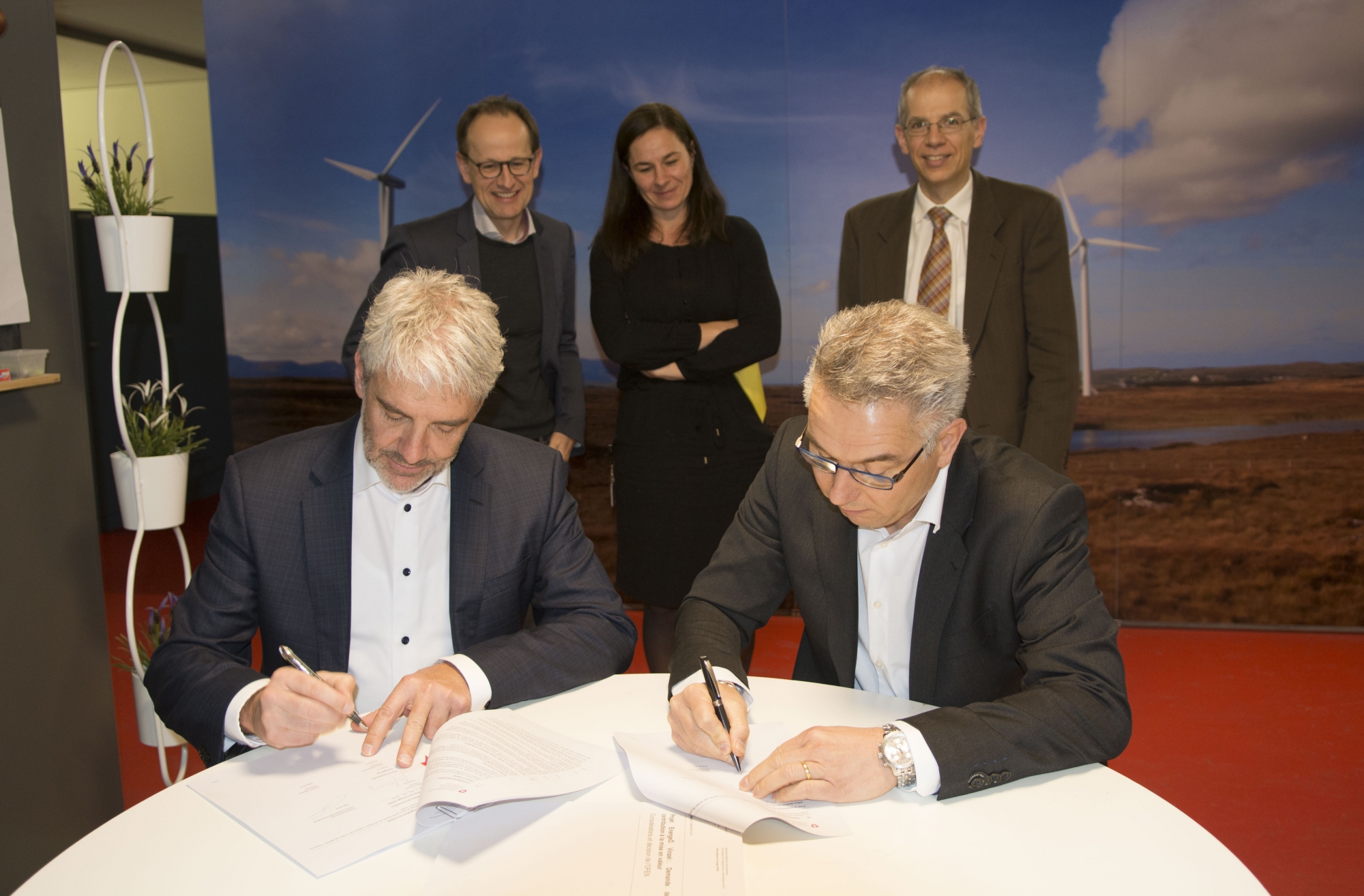 Le président d'EnergieÔ Thierry Magnenat et le directeur Daniel Clément signent le contrat de subvention de l'Office fédéral de l'énergie.