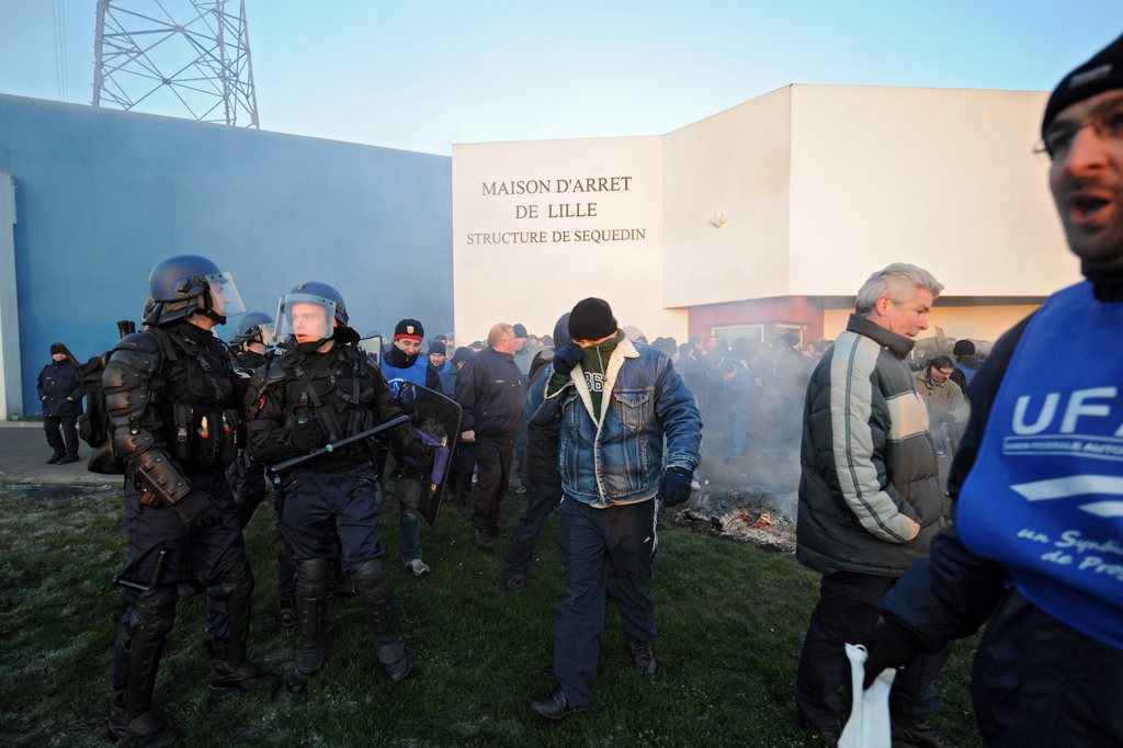 Un détenu a réussi à s'évader samedi matin à l'aide d'explosifs de la prison de Sequedin (photo d'illustration), dans la banlieue de Lille, dans le nord de la France.