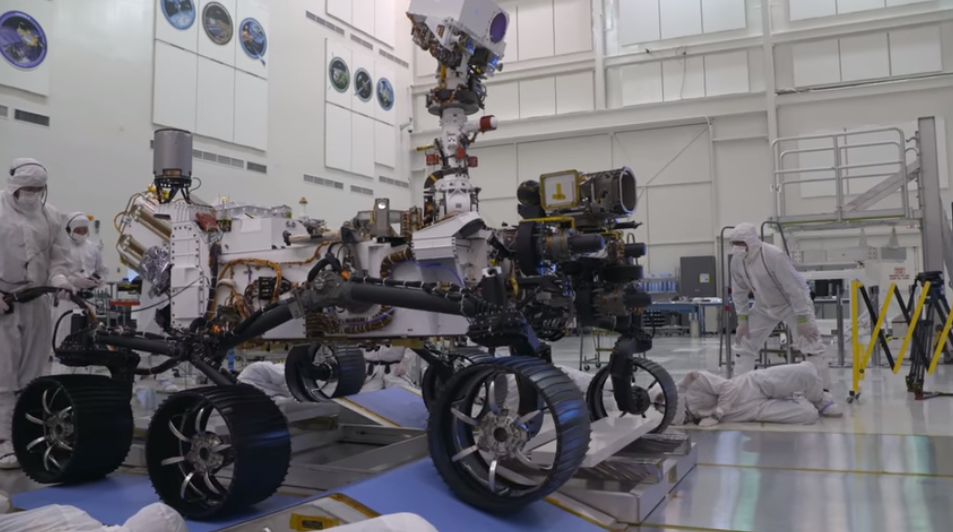 Le robot a effectué la semaine dernière ses premiers tours de roue dans la grande salle stérile du Jet Propulsion Laboratory (JPL) de Pasadena, près de Los Angeles, où il a vu le jour.