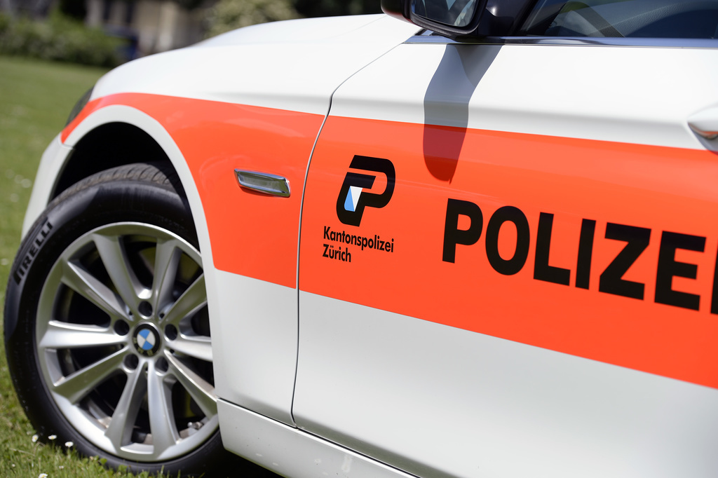 A police car of the cantonal police Zurich with the logo of the cantonal police, in Zurich, Switzerland, on June 2, 2015. (KEYSTONE/Water Bieri)  Ein Dienstfahrzeug der Kantonspolizei Zuerich mit dem Logo der Kantonspolizei, am 2. Juni 2015, in Zuerich. (KEYSTONE/Water Bieri)
