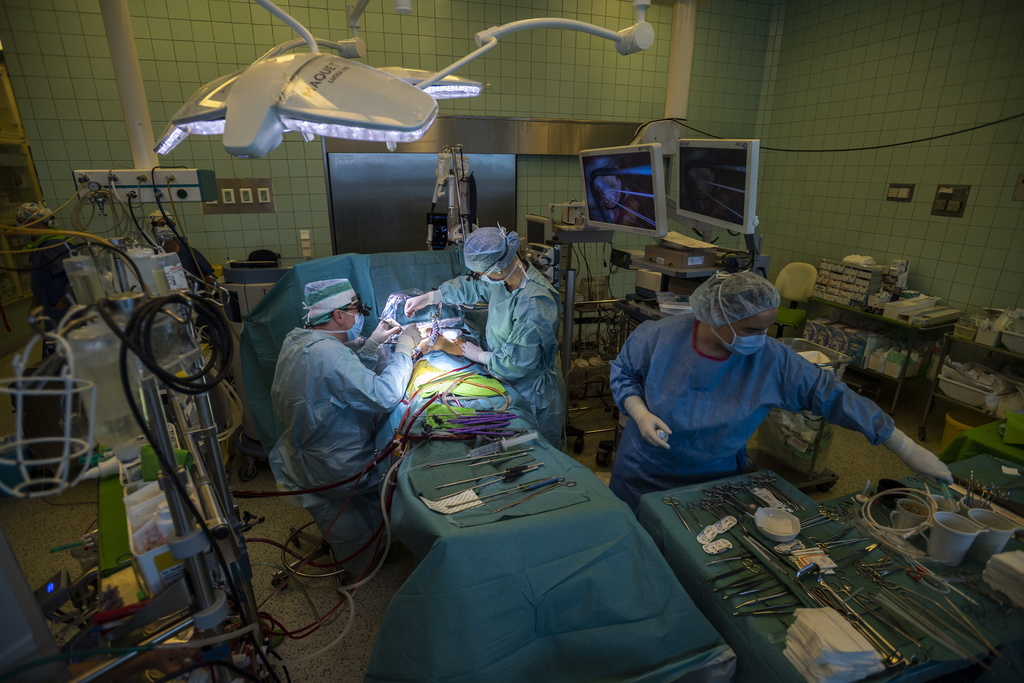 epa07607541 Deputy Medical Director Jeno Szolnoky (L) during a three dimensional endoscope open heart valve correction surgery at the Gyorgy Gottsegen National Cardiology Institute in Budapest, Hungary, 28 May 2019. Currently 20-25 percent of all open heart surgeries are done by this method, which not only provides aesthetically better results, but also makes the rehabilitation much faster. EPA/MARTON MONUS HUNGARY OUT
