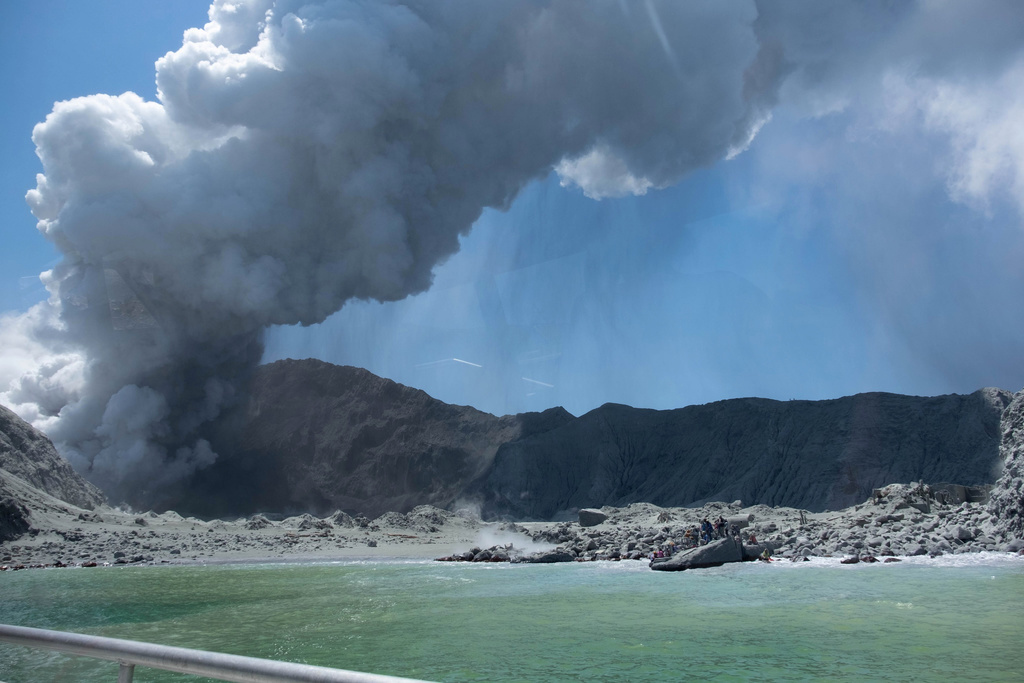 Des gaz toxiques s’échappent du cratère, et l’éruption a recouvert l’île d’une épaisse couche de cendres.