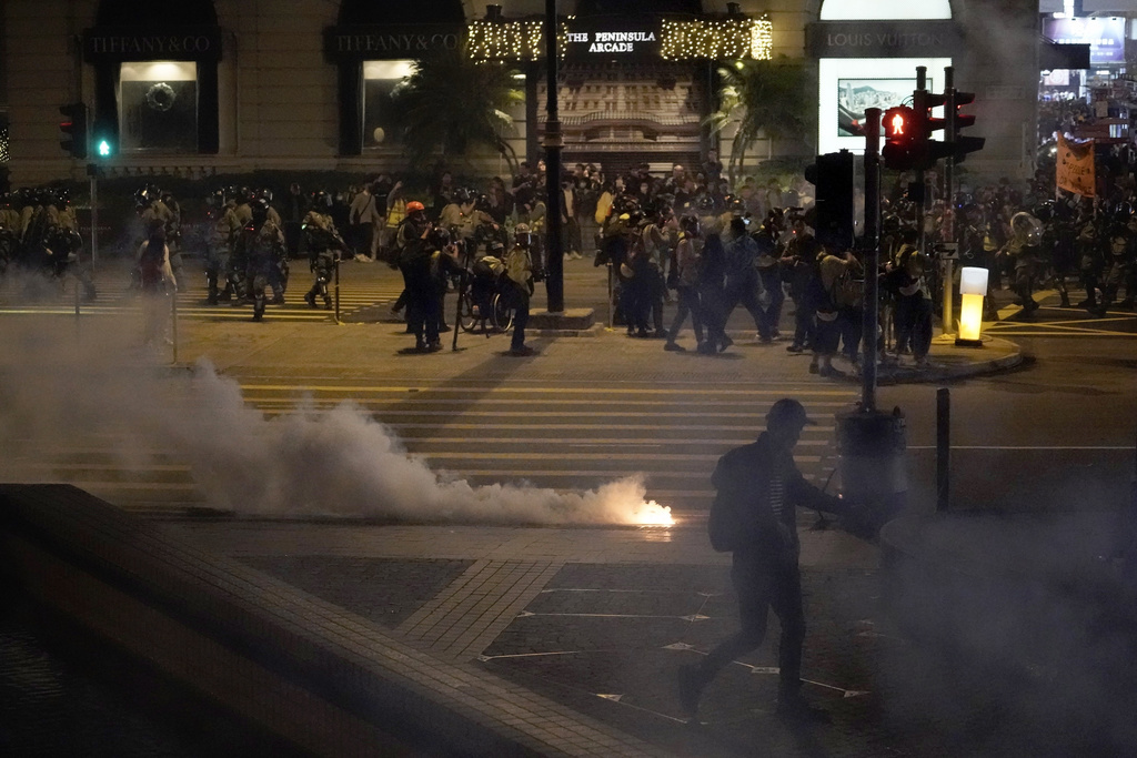 La police repoussait les manifestants à coups de matraque et de gaz au poivre.