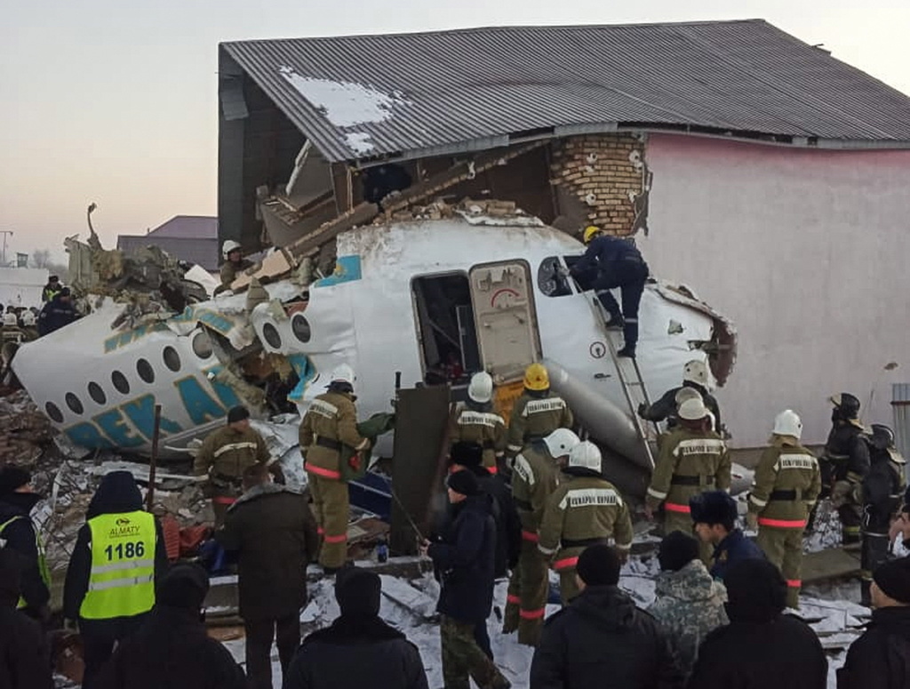 L'appareil, un Fokker-100 de la compagnie locale à bas coût Bek Air, est tombé une quinzaine de minutes après son décollage à 07h05 de l'aéroport d'Almaty.