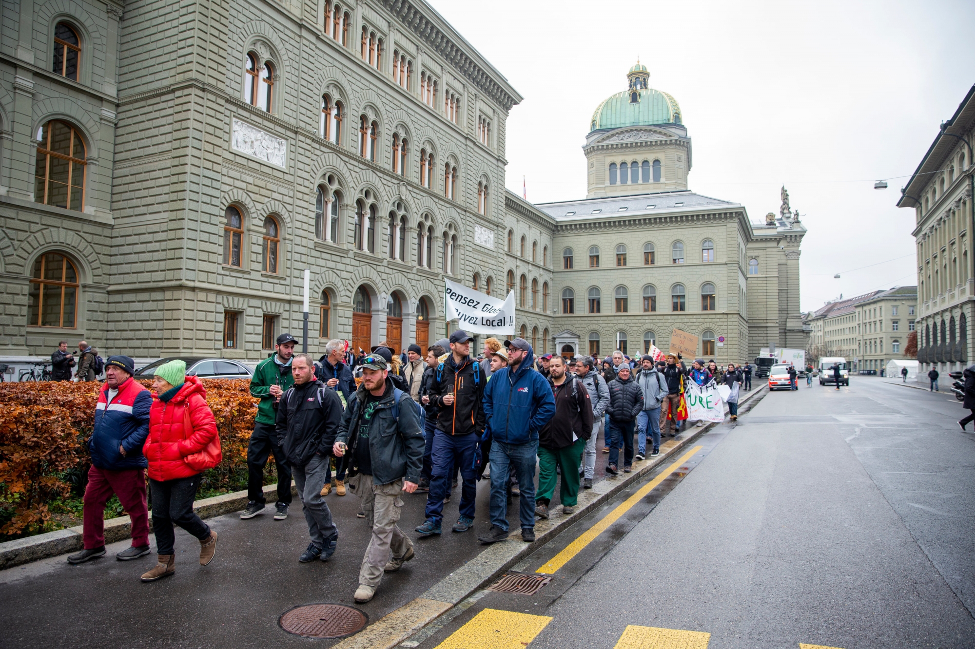 La manifestation des "Raisins de la colère" a vu défiler près de 250 vignerons dans la Ville fédérale le 2 décembre.