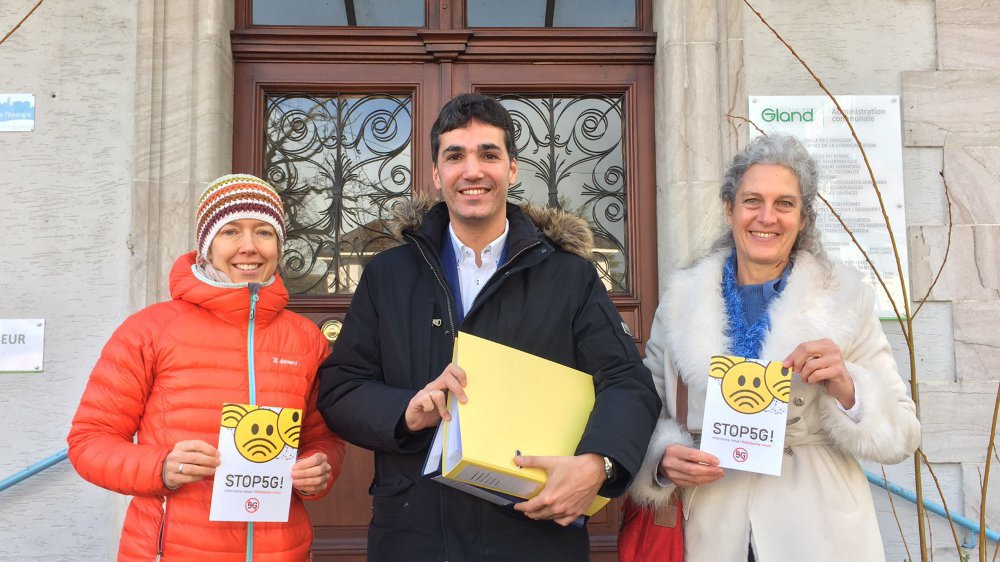 Les trois citoyens qui ont déposé l'opposition collective vendredi matin (de g. à d.): Jasmine Hess, Cristobal Orjales et Catarina Strickler. 