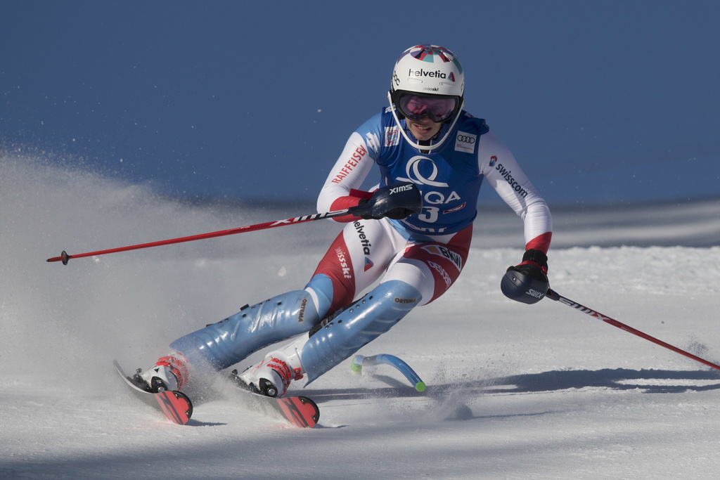 epa08093523 Michelle Gisin of Switzerland clears a gate during the first run of the Women's Slalom race at the FIS Alpine Skiing World Cup in Lienz, Austria, 29 Dezember 2019. EPA/ANDREAS SCHAAD