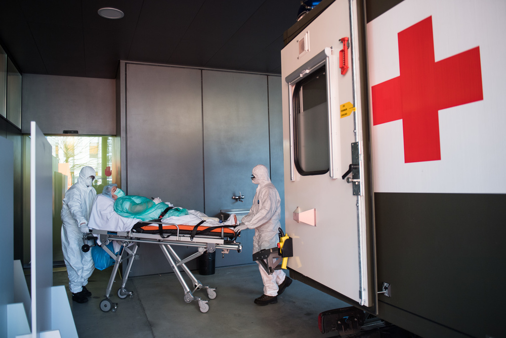 Les soldats de l'armée suisse donnent un coup de main au personnel de l'hôpital de Locarno.