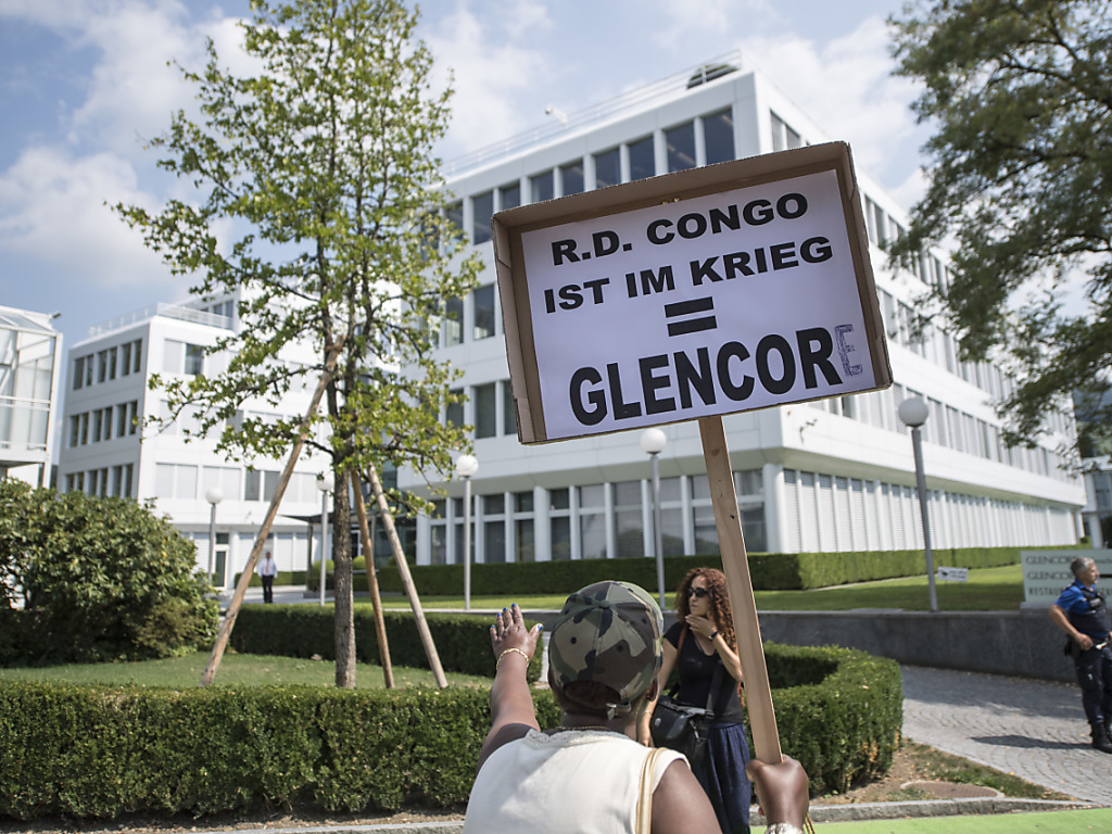Le groupe minier Glencore est sur la sellette depuis de nombreuses années: ici, une manifestation devant son siège à Baar (ZG) en 2018 (archives).