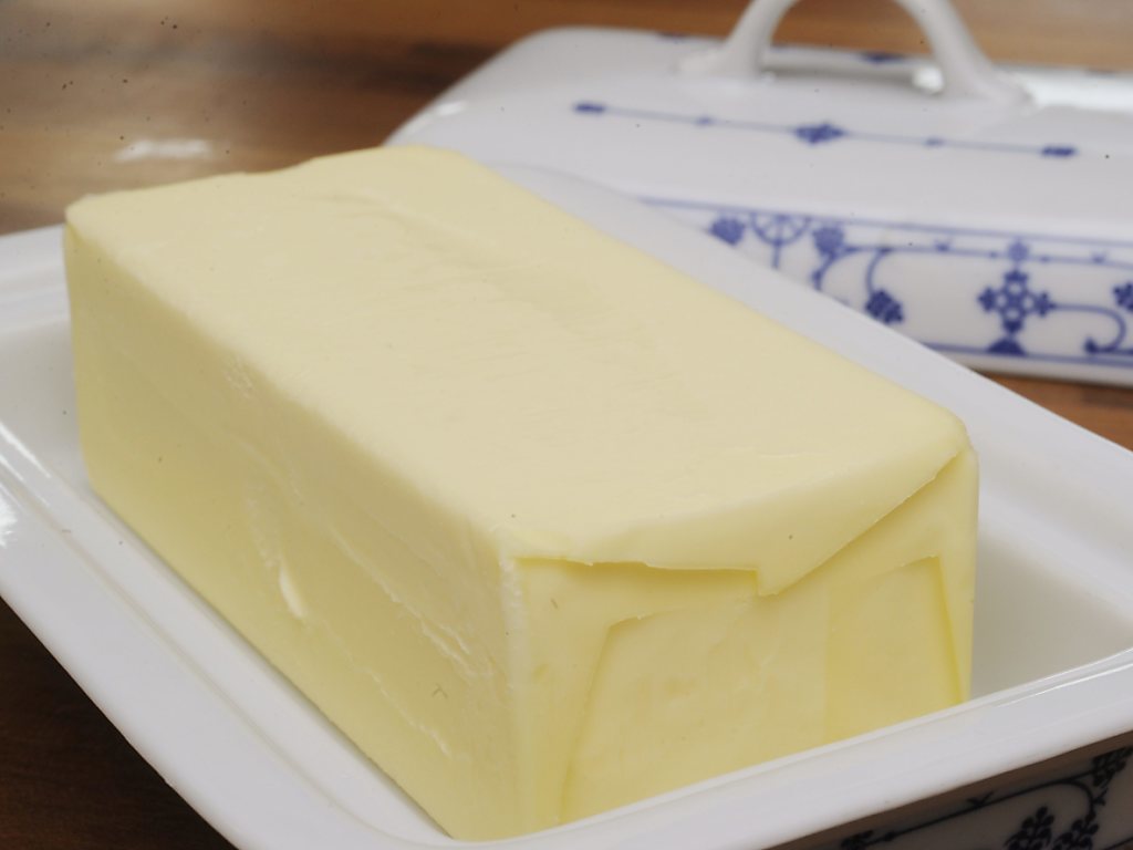 D'après les données du secteur laitier, 4000 à 5000 tonnes de beurre devraient être stockées au froid en milieu d'année (illustration).