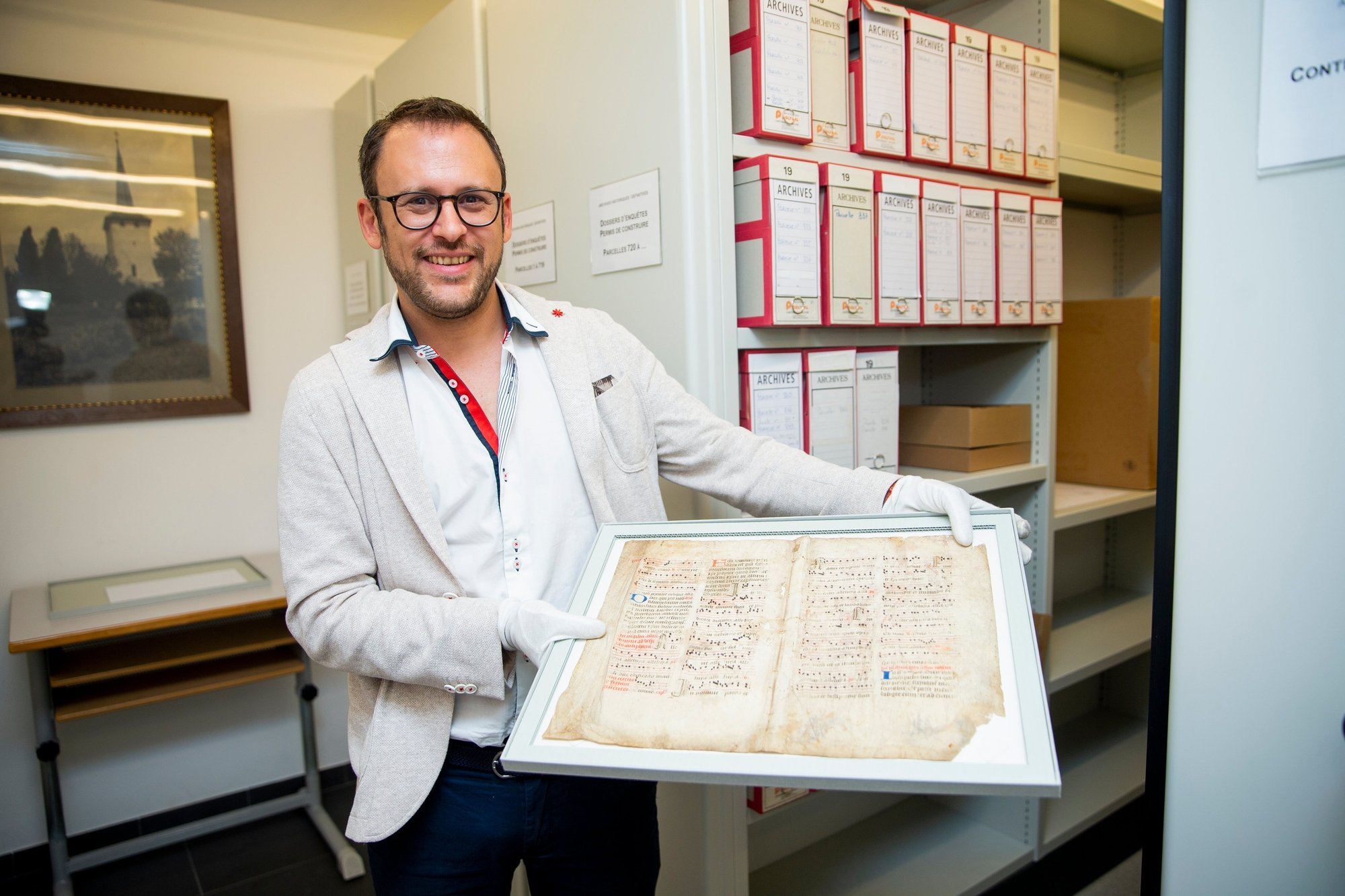 Vincent Guillot, archiviste, présente le fragment d'antiphonaire trouvé dans les archives communales de Trélex.