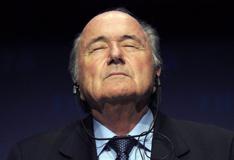 Sepp Blatter veut mettre un terme à la polémique soulevée après ses propos qu'il n'y avait pas de racisme dans le football.