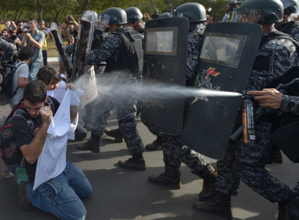 La police a dispersé avec des bombes lacrymogènes et des balles en caoutchouc quelque 3000 manifestants qui tentaient de s'approcher du stade Maracana pour protester contre les dépenses colossales de l'organisation du Mondial 2014 au Brésil.