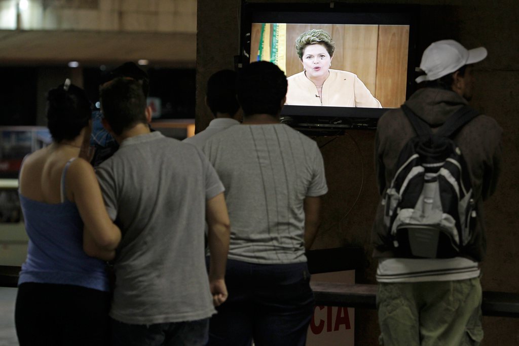 La présidente du Brésil Dilma Rousseff a promis vendredi d'entamer un dialogue avec le mouvement de contestation qui ébranle le pays depuis huit jours. Elle a aussi annoncé des réformes.
