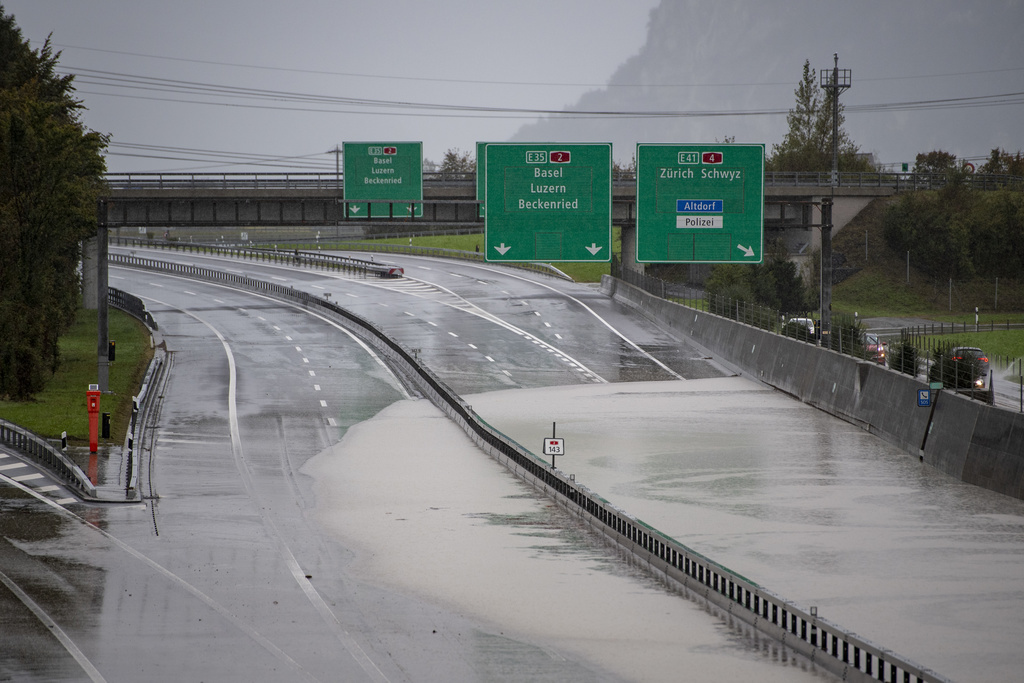 L'autoroute du Gothard a été en partie submergée par les eaux.
