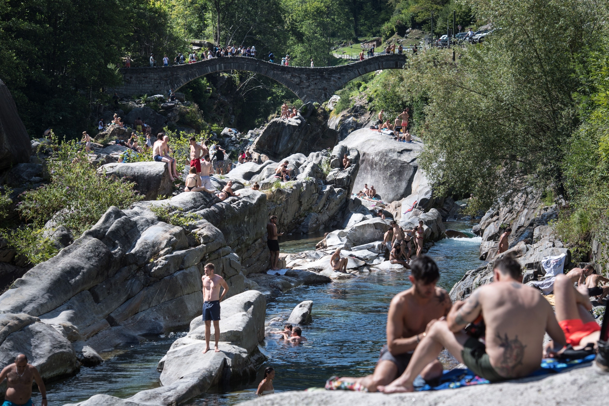 Le "Pont des Sauts" du Val Verzasca, et les eaux turquoises de la rivière sont célèbres de par le monde pour leur beauté sauvage.