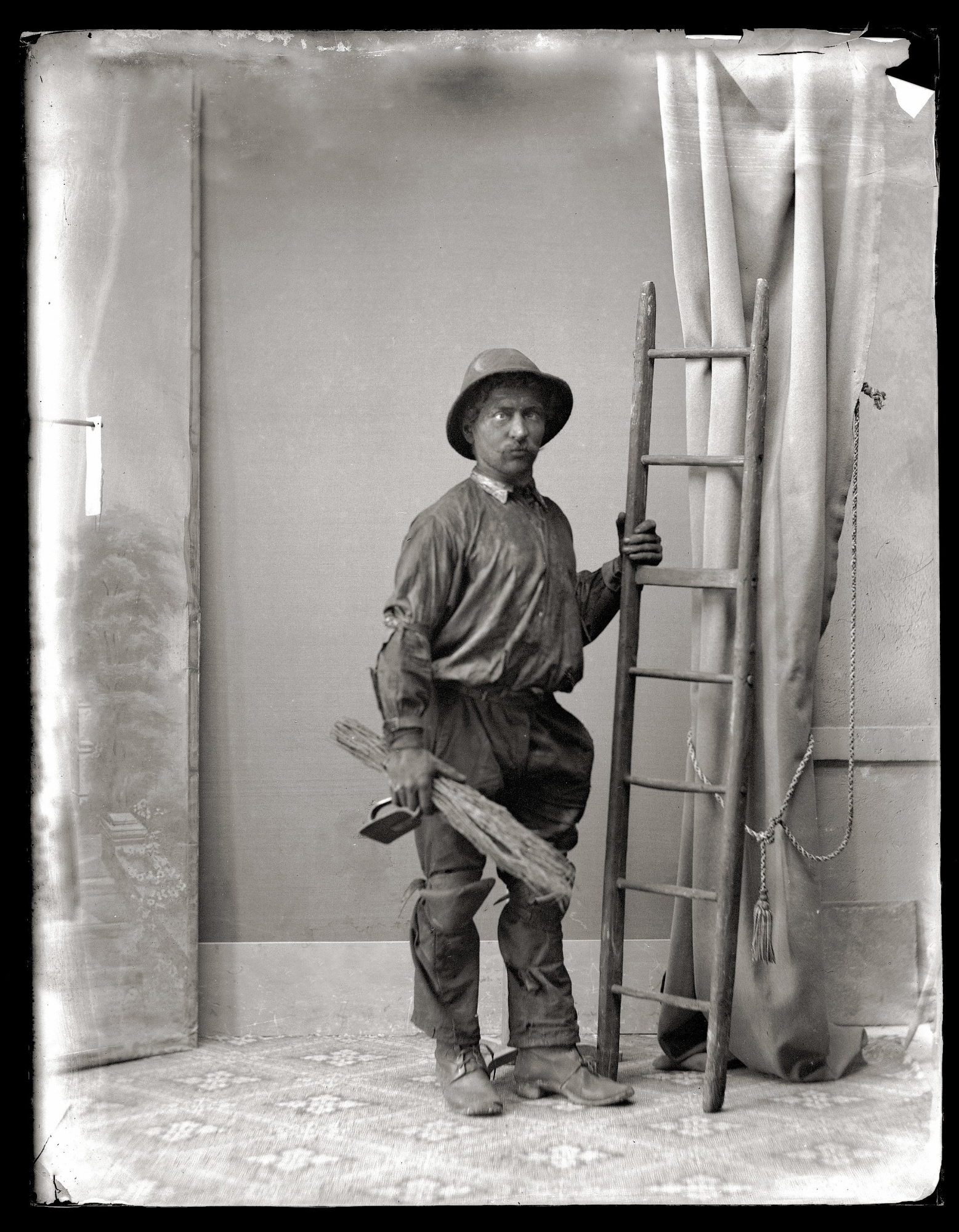 Un ramoneur, dans sa tenue de travail.