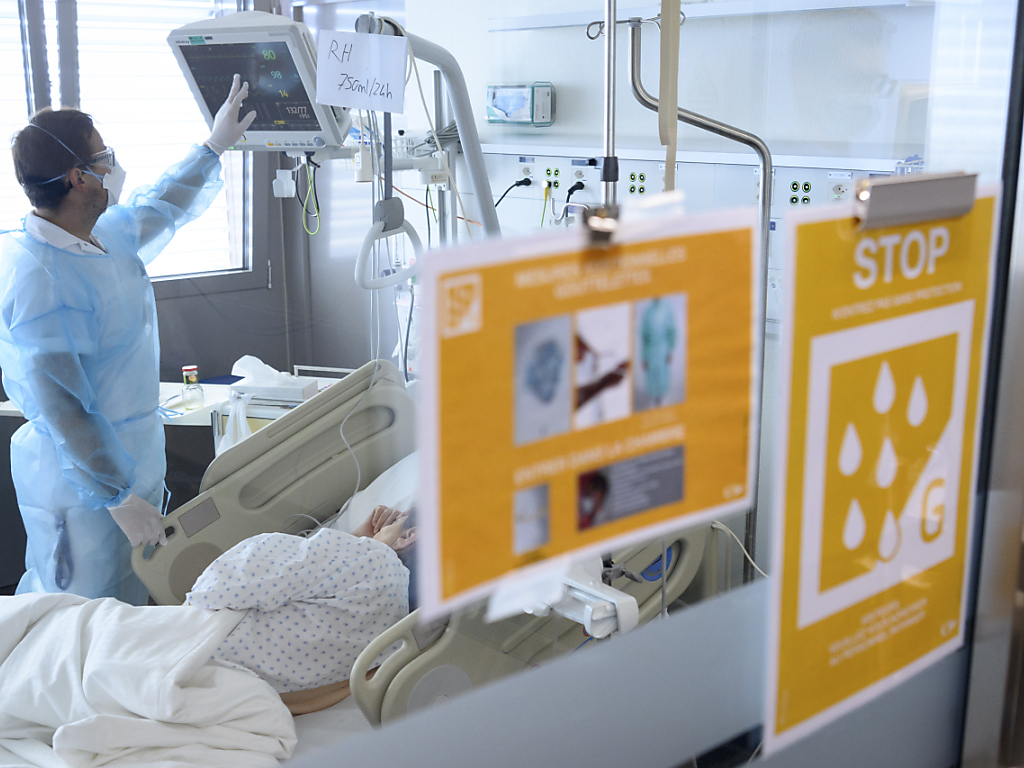 Un soignant et un patient atteint du Covid-19 au Centre hospitalier universitaire vaudois (CHUV) (archives).