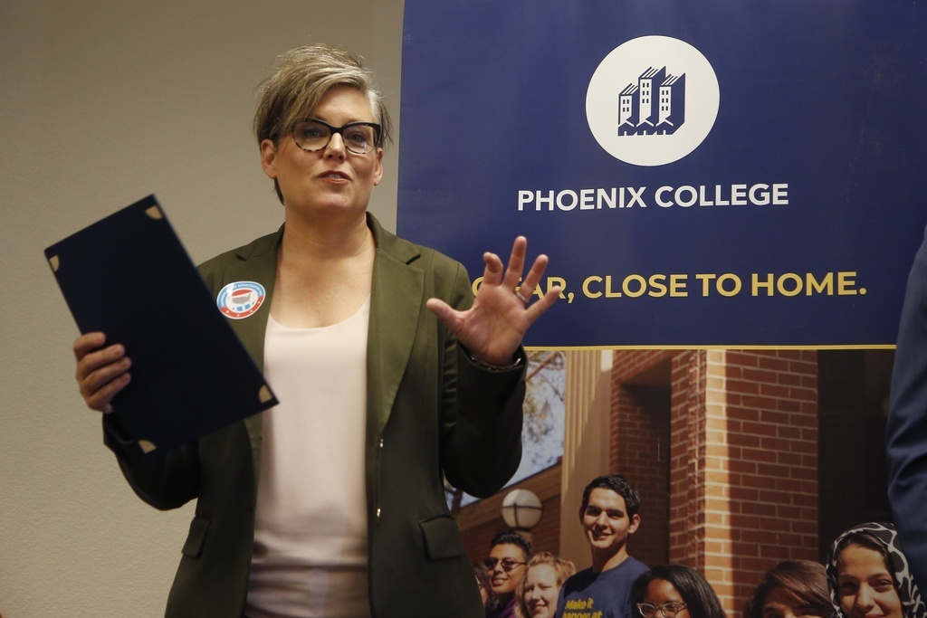 Katie Hobbs, la secrétaire d'Etat de l'Arizona, a affirmé qu'elle s'attendait à subir ce type de pressions après l'élection, mais a tenu à les dénoncer tout de même.