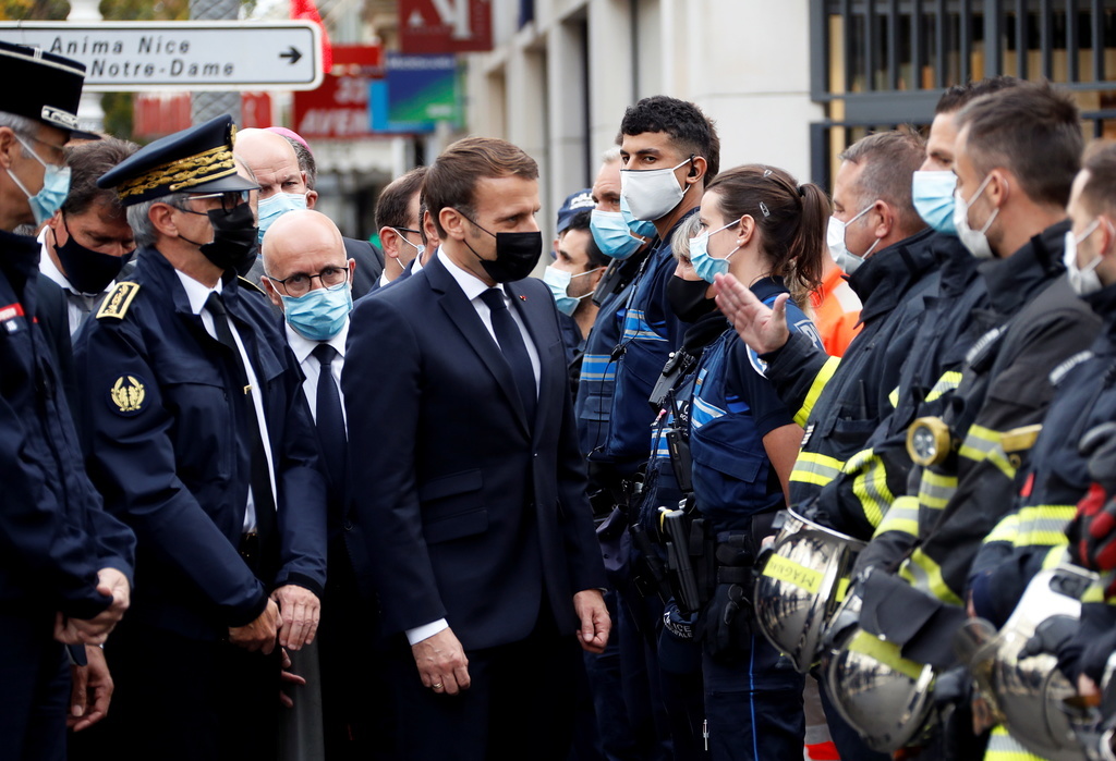 Le président français Emmanuel Macron a dénoncé une "attaque terroriste islamiste" qui a fait trois morts à la basilique Notre-Dame de Nice.