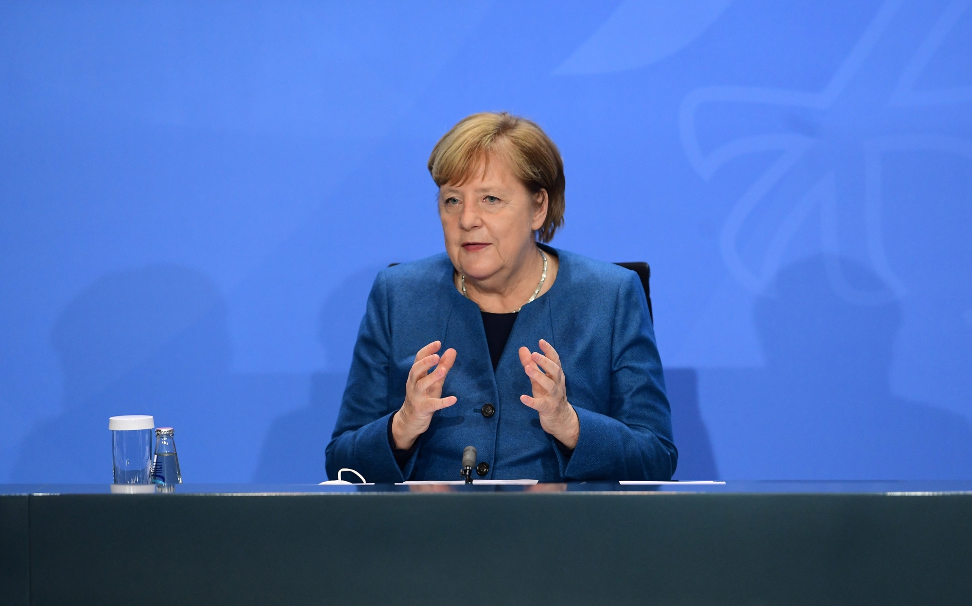 «Nous ferons un bilan intermédiaire dans deux semaines pour voir  s’il y a lieu d’adapter ces mesures», a déclaré mercredi la chancelière  allemande Angela Merkel.