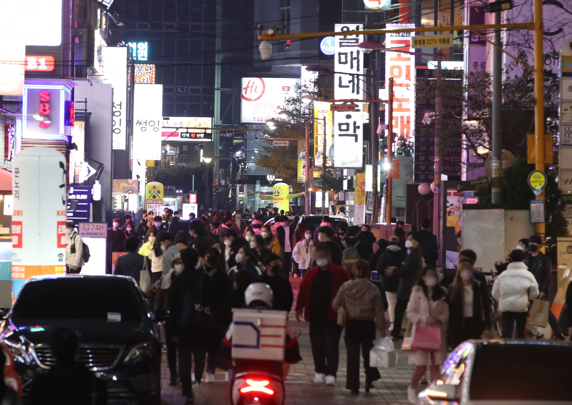 Près de la gare Gangnam, à Seoul, en Corée du Sud, la foule se presse dans la rue. Comme beaucoup de pays d'Asie, il n'y a pas vraiment de deuxième vague dans la péninsule.
