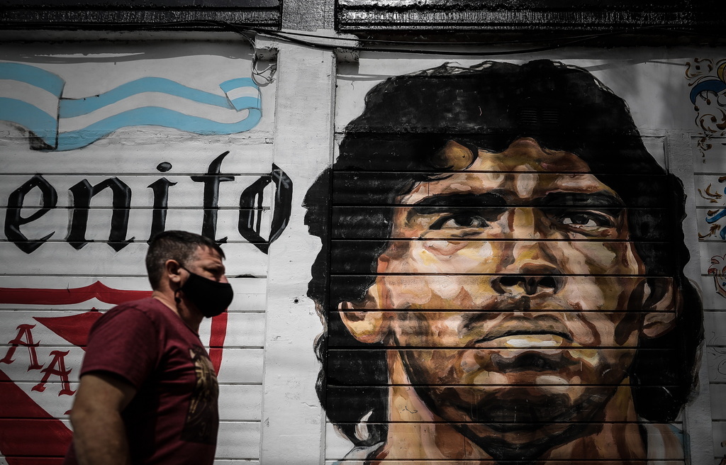 Diego Maradona, légende du football argentin, peint sur un mur de La Paternal à Buenos Aires.