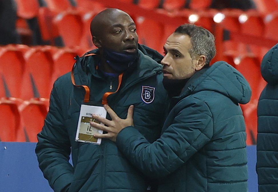 Pierre Achille Webo, entraîneur adjoint de Basaksehir, réagit lors du match de football du groupe H de la Ligue des champions de l'UEFA entre le Paris Saint-Germain et Istanbul Basaksehir à Paris.