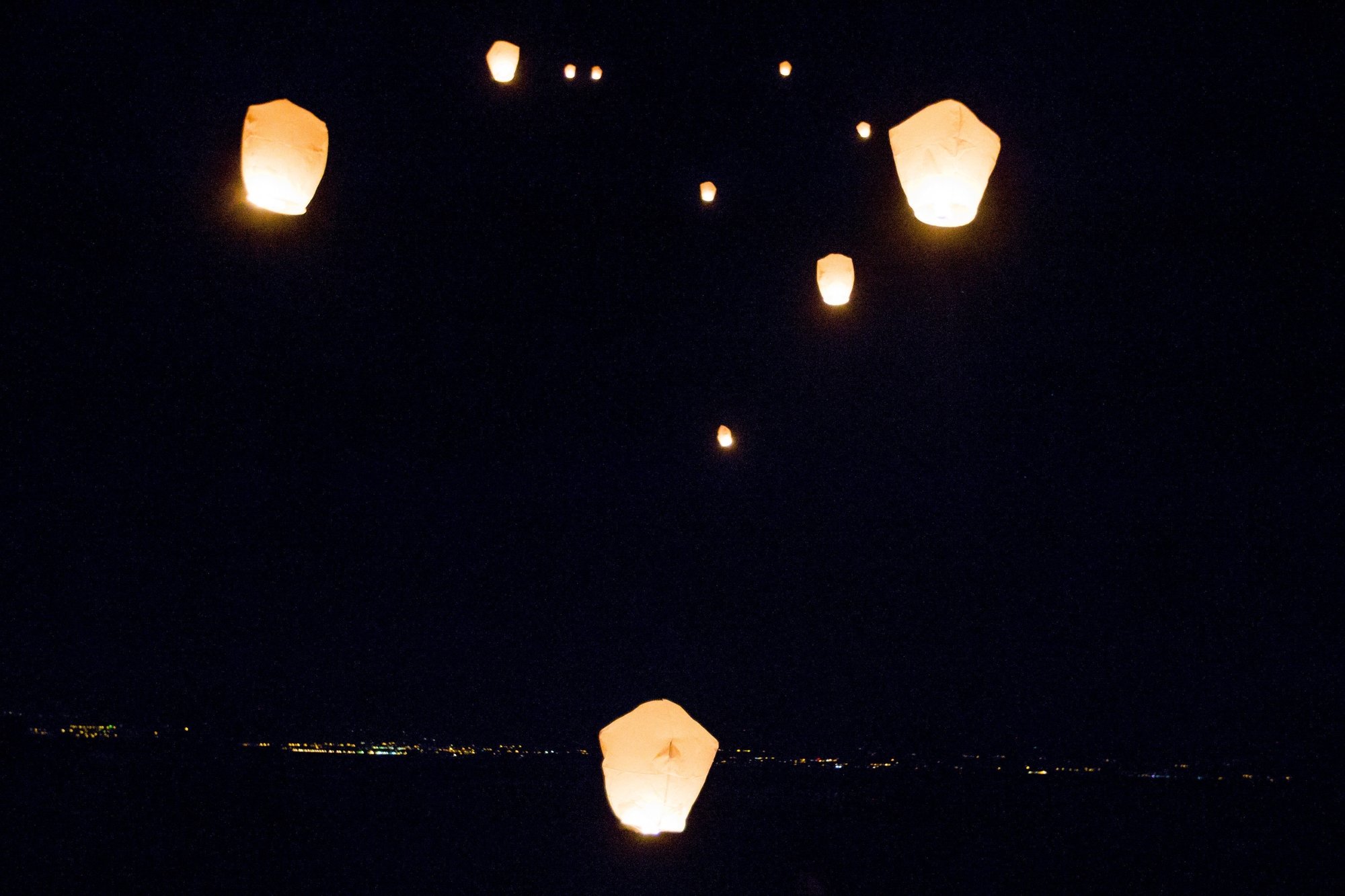 Ce jeudi soir à 20h, le ciel au-dessus d'Arzier-Le Muids devrait s'illuminer de dizaines de lanternes volantes destinées à remplacer la célébration de Noël villageoise.