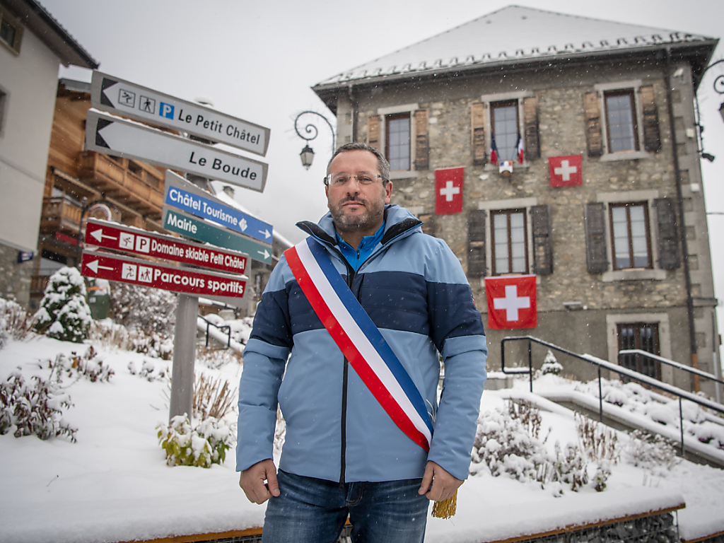 Le maire de Châtel (F) Nicolas Rubin proteste contre la décision du gouvernement français de fermer les domaines skiables en hissant des drapeaux suisses sur sa mairie.