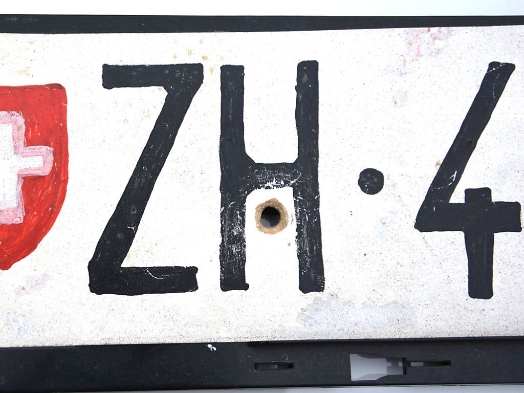 Une Suissesse de 56 ans a été arrêtée après avoir commis six excès de vitesse sur l'A7. Elle conduisait sans permis et avec de fausses plaques d'immatriculation.