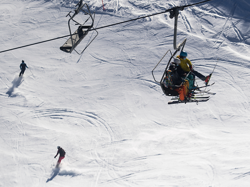 Pour le Conseil national, les stations de ski doivent rester ouvertes sans restriction (image d'illustration).