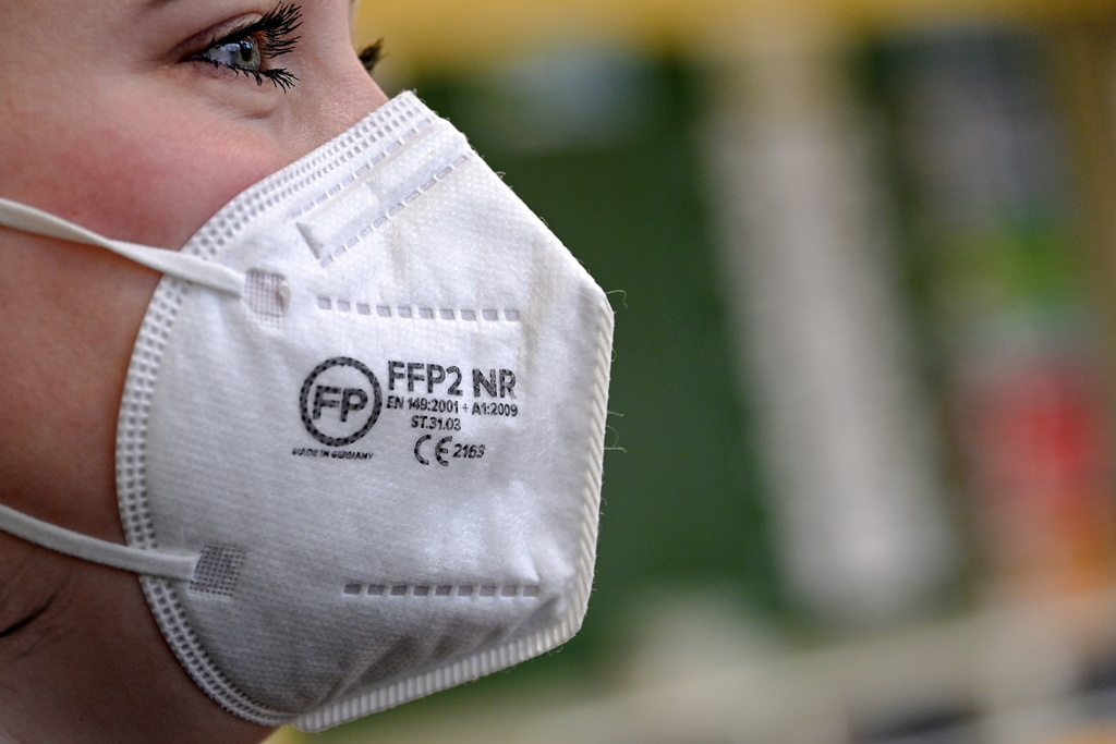 A Munich, le port du masque FFP2 est désormais de rigueur dans les supermarchés ou les bus. 