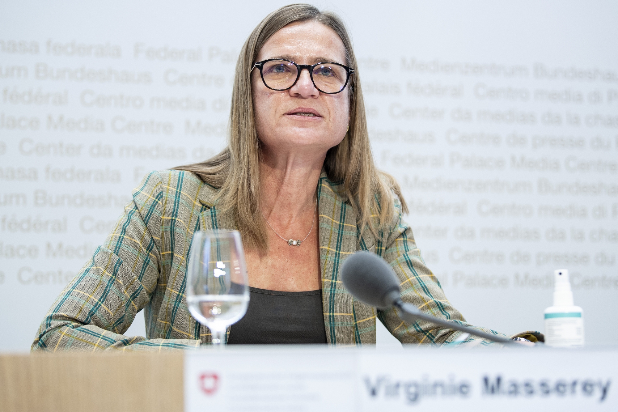 Virginie Masserey, cheffe de la section Contrôle de l'infection et programme de vaccination de l'OFSP, répond aux questions lors d'un point presse le 22 décembre à Berne.