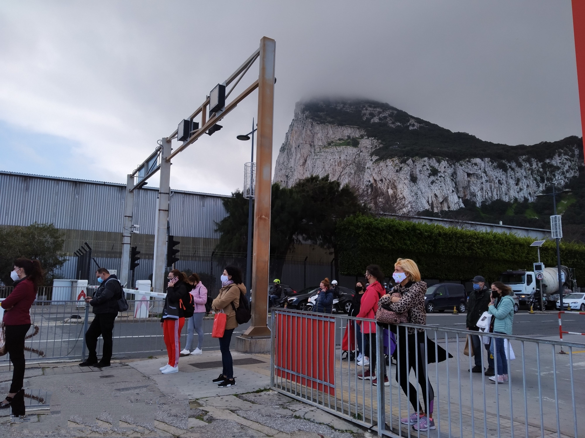 De nombreux Espagnols franchissent la frontière avec Gibraltar pour y travailler. Ils sont dans le flou complet quant à leur situation post-Brexit.