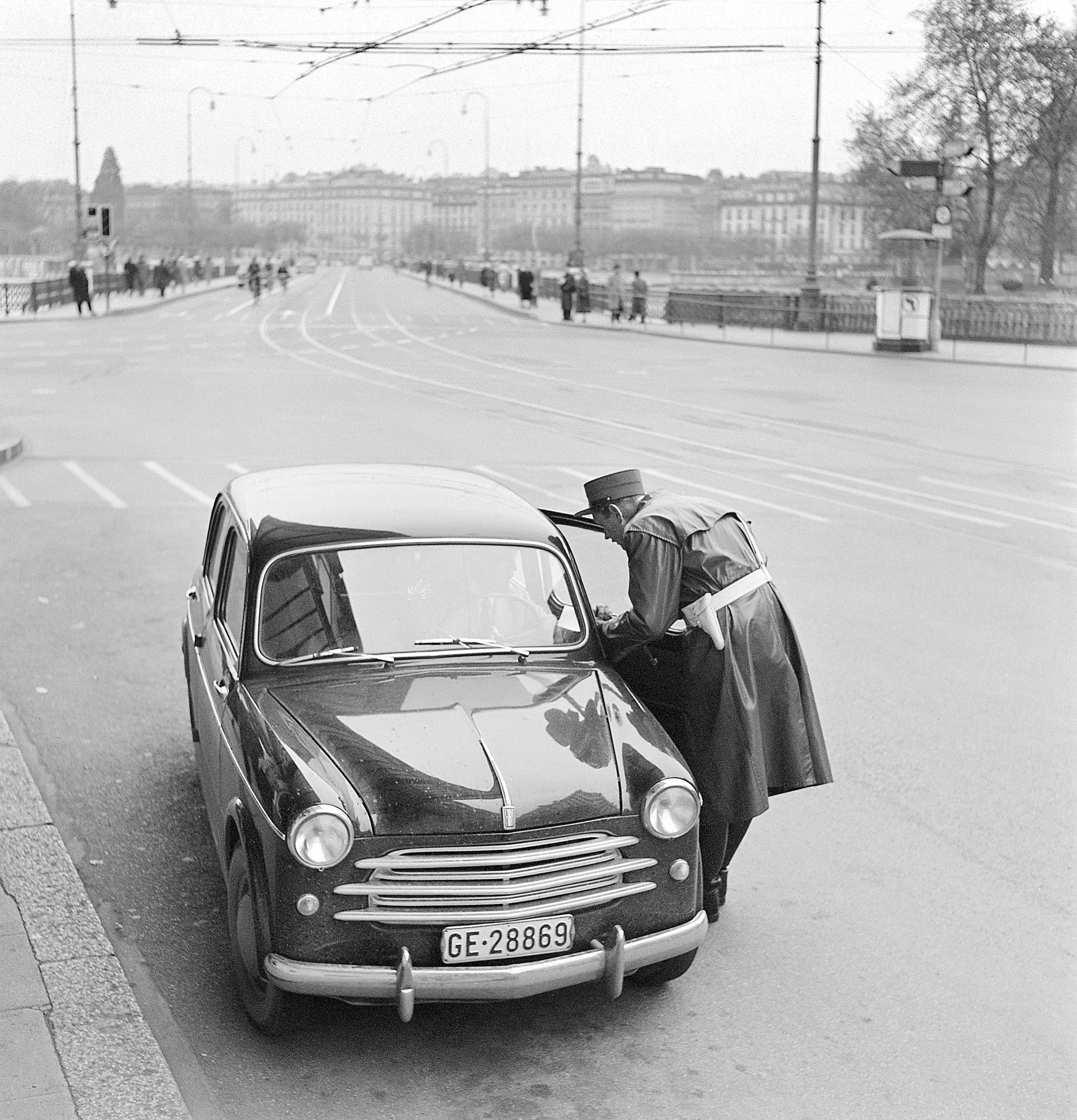 En 1956 - ici à Genève - quatre dimanches sans voiture avaient eu lieu pour économiser  du pétrole dans un contexte géopolitique menaçant.