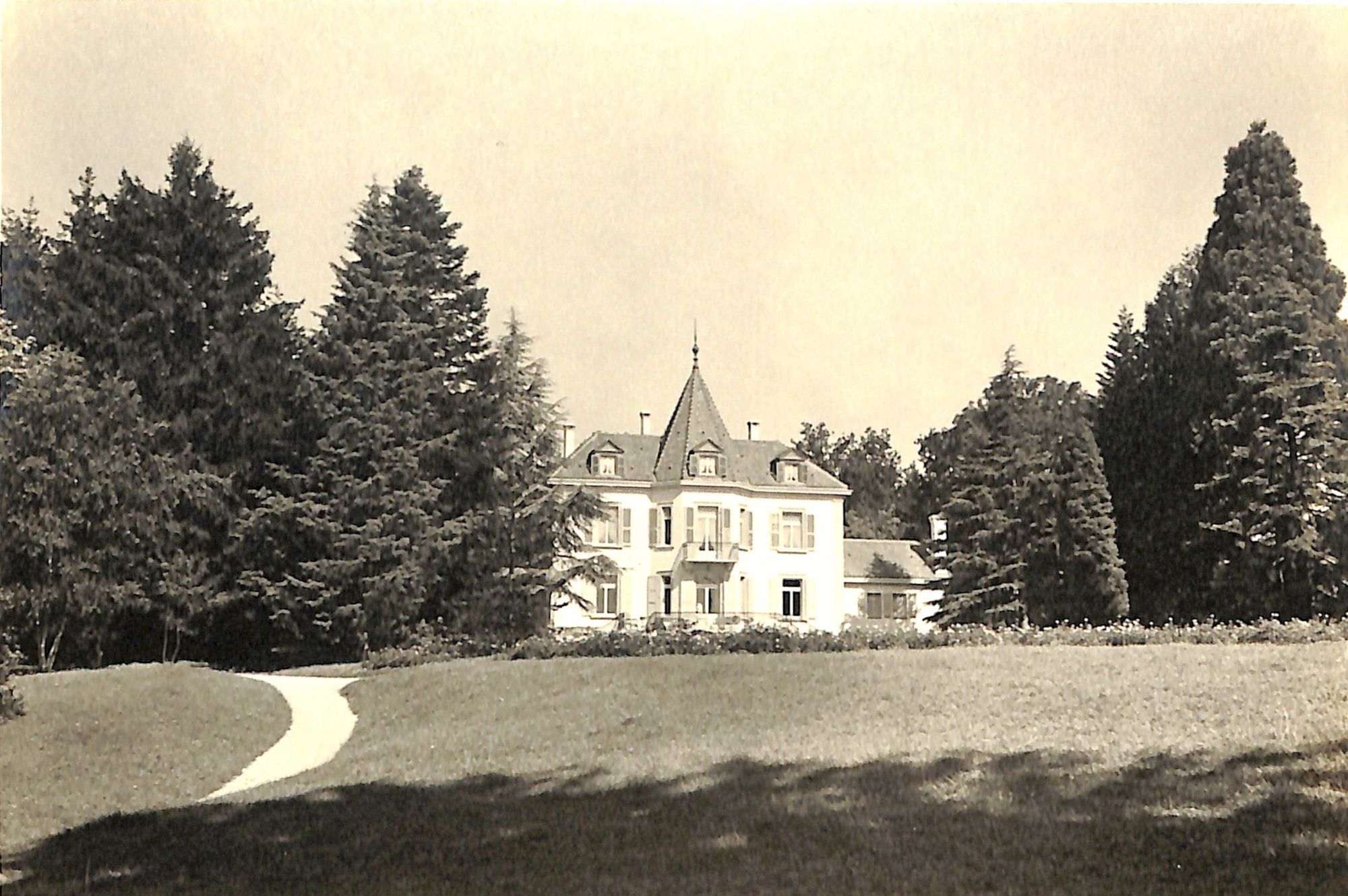 Oscar Wilde a trouvé refuge durant quelques semaines en 1899 ans dans la villa Le Rêve. Elle a été démolie dans les années 40 pour laisser place à une autre bâtisse, La Raspelière.