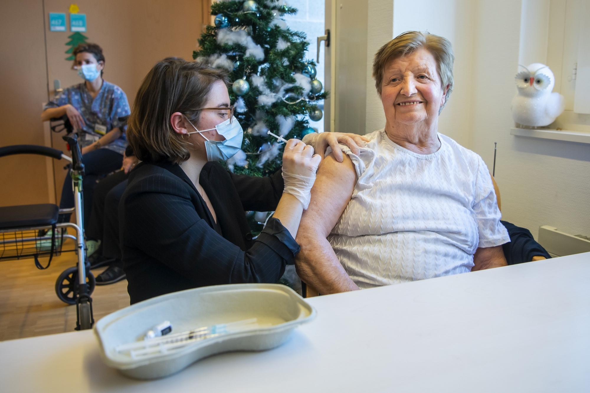 Comme ici dans un EMS fribourgeois, les résidents vaudois seront également vaccinés dans le canton de Vaud dès ce mercredi.