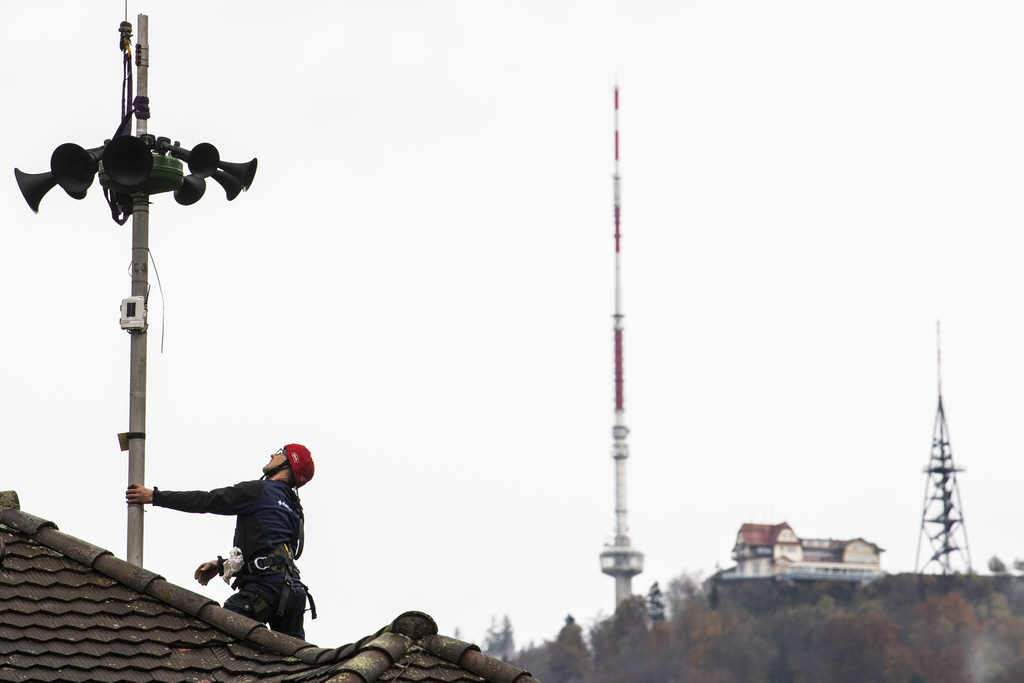 Les 5000 sirènes fixes et 2200 sirènes mobiles que compte la Suisse sont testées ce mercredi.