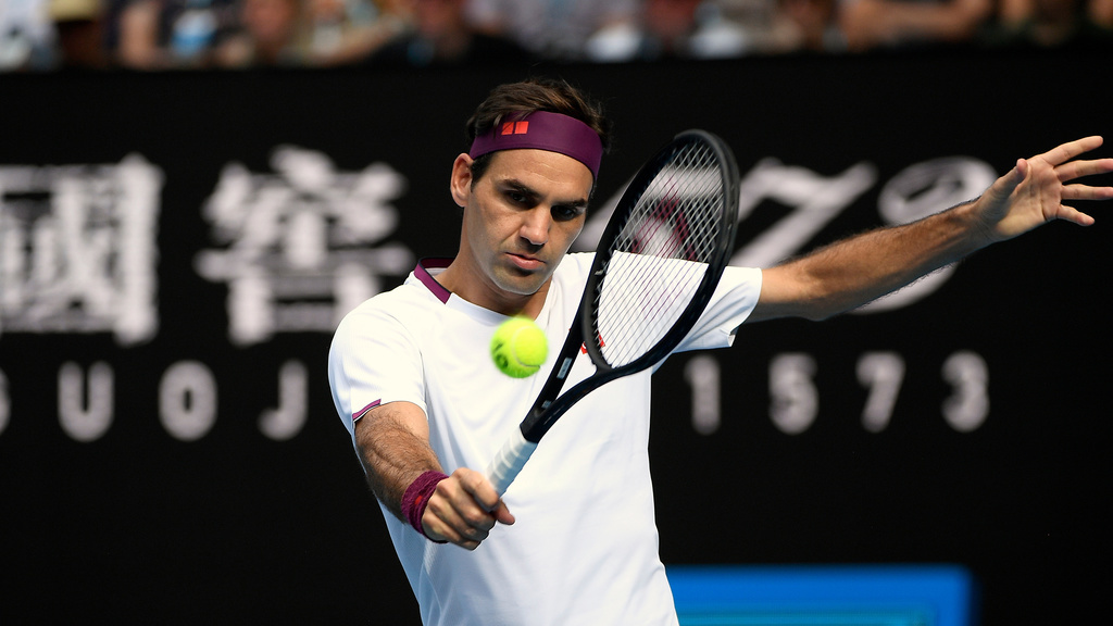 Roger Federer en action contre Novak Djokovic en janvier 2020.